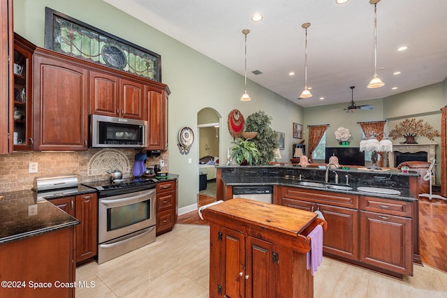 kitchen featuring sink, hanging light fixtures, stainless steel appliances, and ceiling fan