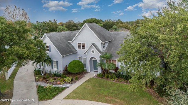 view of front of property featuring a front lawn