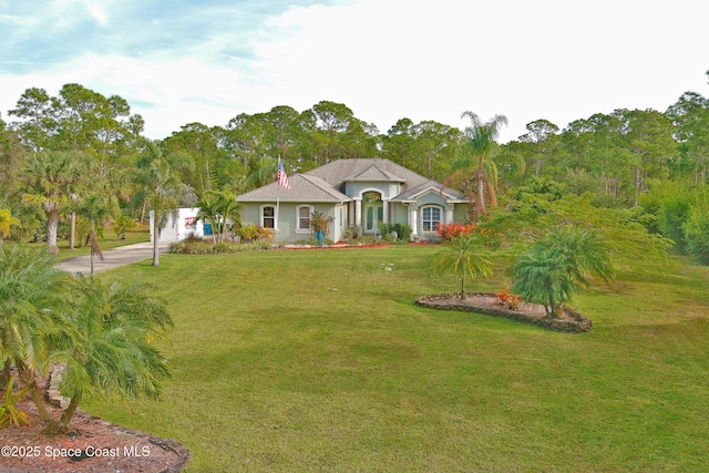 view of front of property featuring a front yard