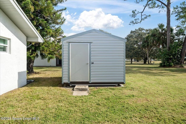 view of outdoor structure with a yard