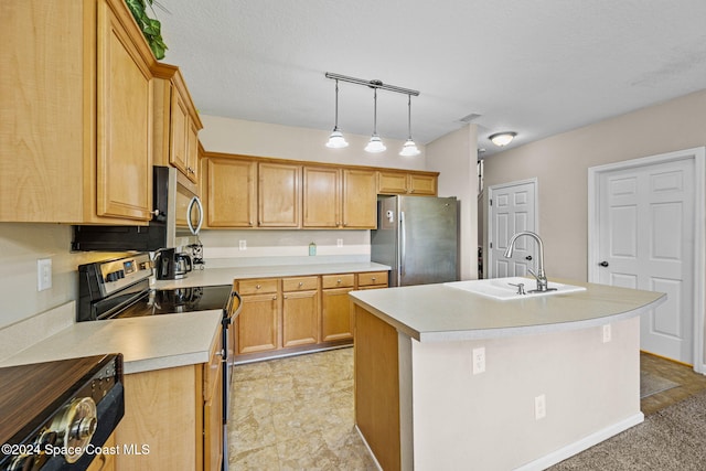 kitchen with hanging light fixtures, a center island with sink, a textured ceiling, sink, and stainless steel appliances