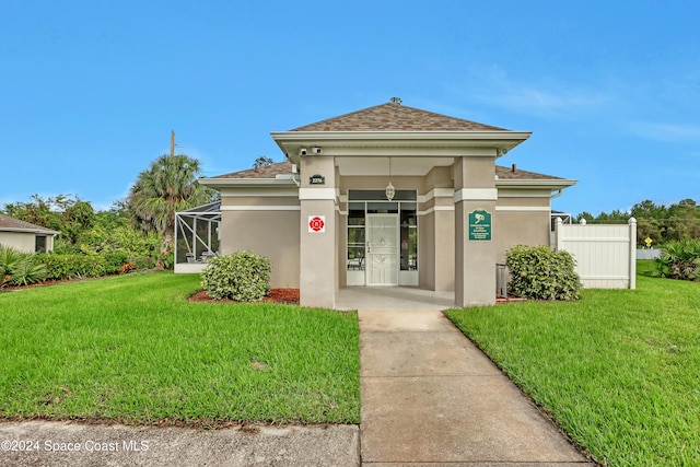 view of front facade featuring a front lawn