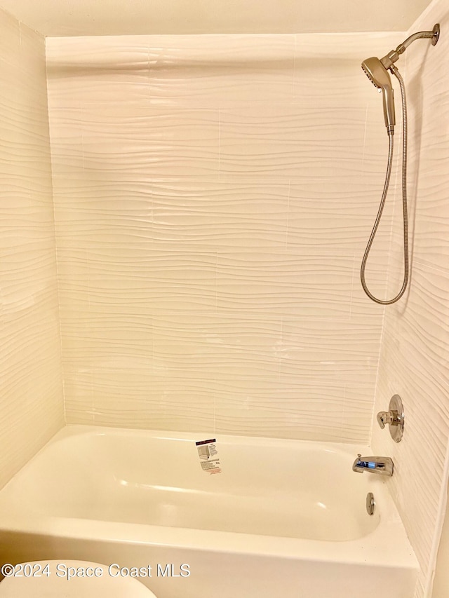 bathroom featuring tiled shower / bath combo