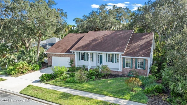 view of front of house featuring a front lawn