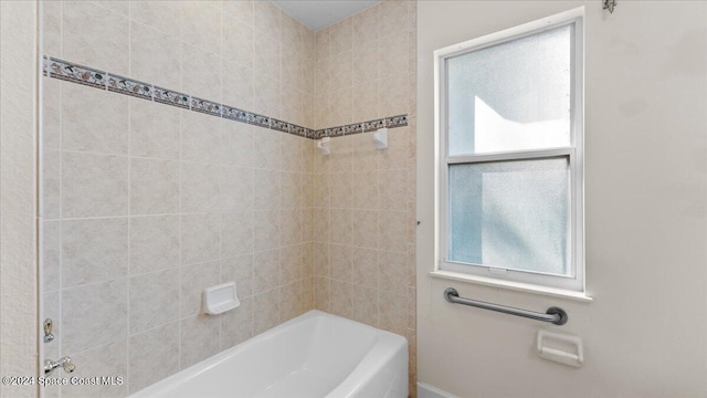 bathroom featuring tiled shower / bath