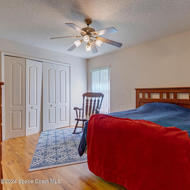 bedroom featuring a closet, a textured ceiling, hardwood / wood-style flooring, and ceiling fan