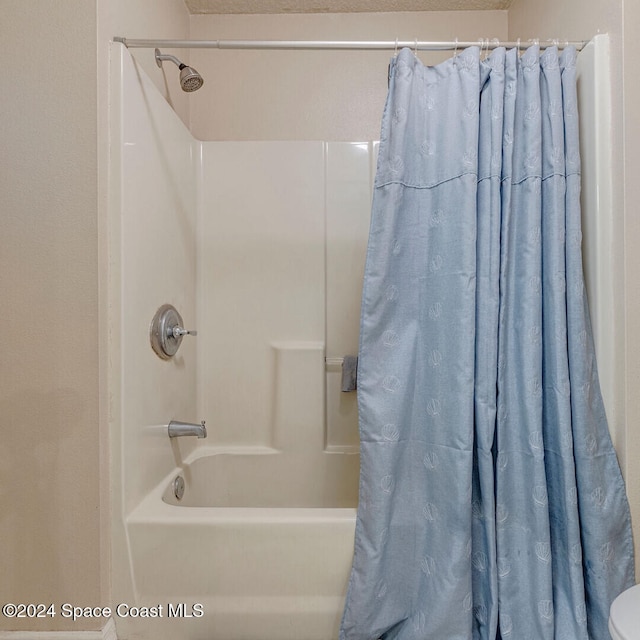 bathroom featuring shower / tub combo with curtain