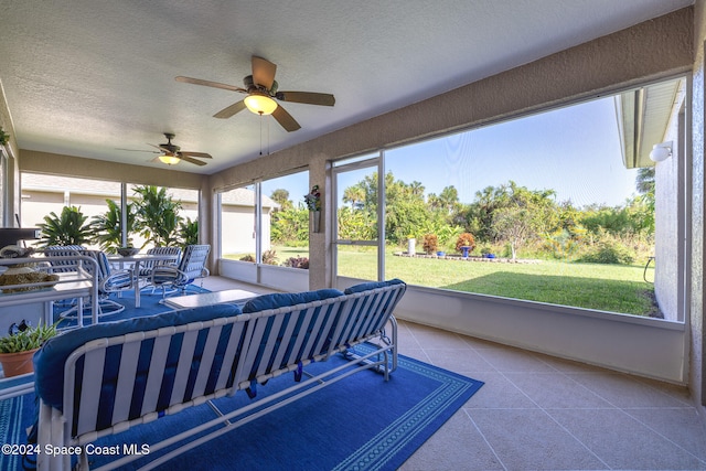 sunroom with ceiling fan