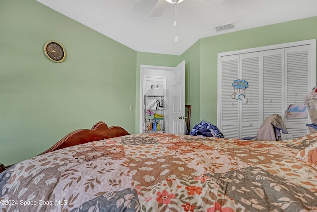 bedroom featuring a textured ceiling, ceiling fan, and a closet