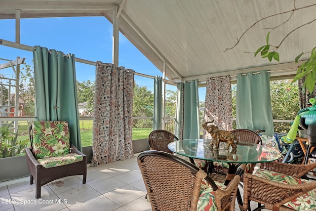 sunroom with lofted ceiling