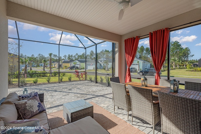 sunroom with ceiling fan