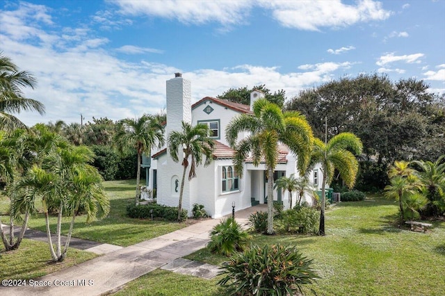 view of front facade featuring a front yard