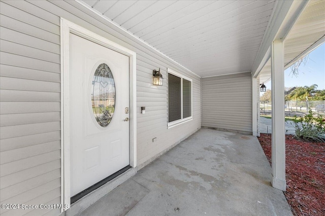 entrance to property featuring covered porch