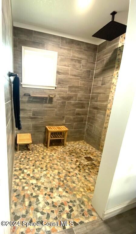 bathroom featuring a tile shower