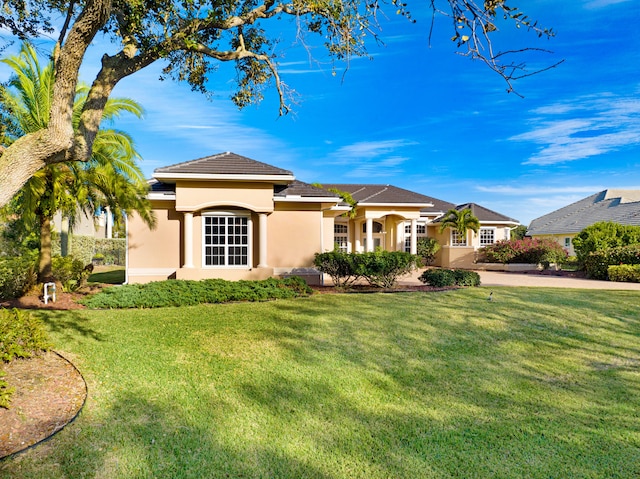 view of front of property featuring a front yard