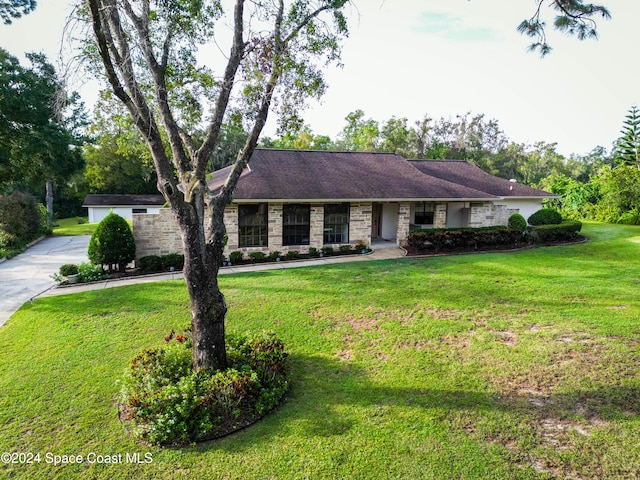 single story home with a front lawn