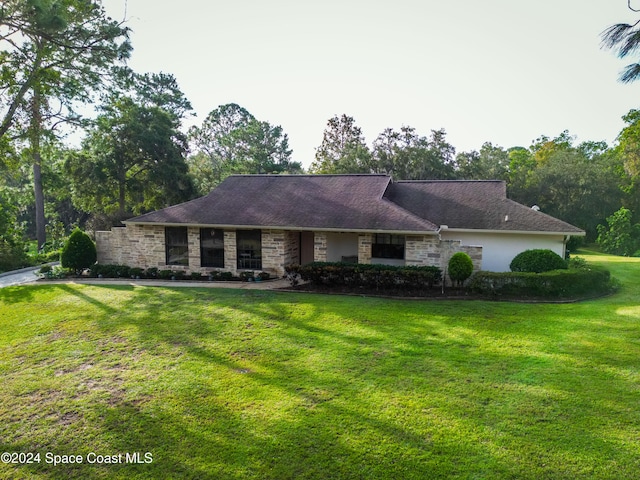 ranch-style home featuring a front lawn