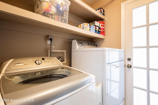 washroom featuring washing machine and clothes dryer