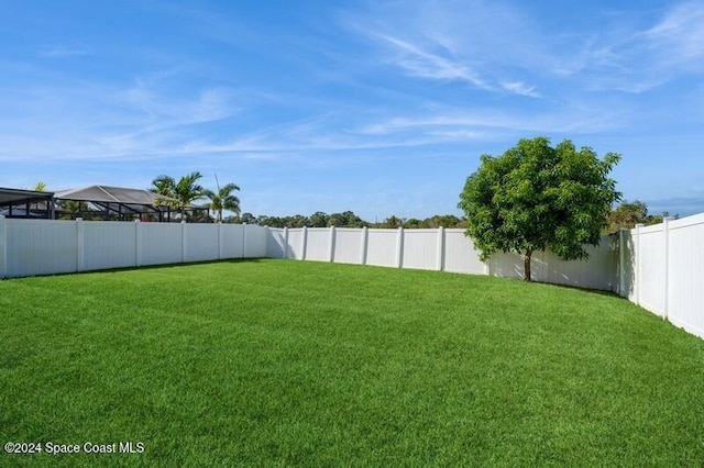 view of yard featuring a fenced backyard