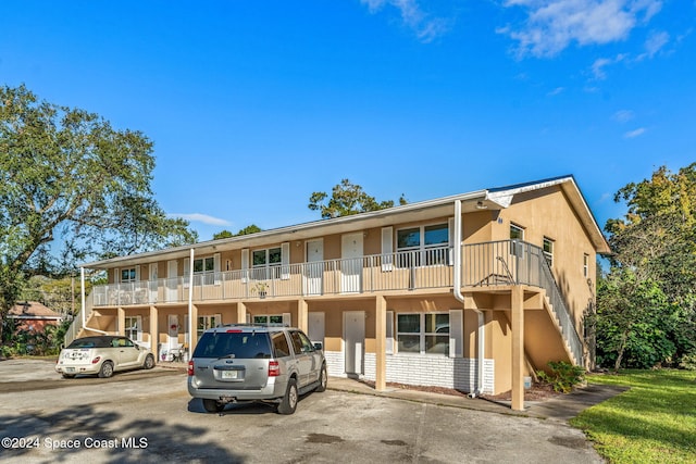 view of front of home featuring a balcony