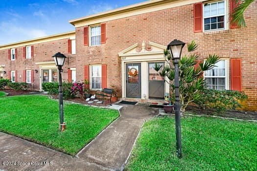 view of front of property with a front lawn