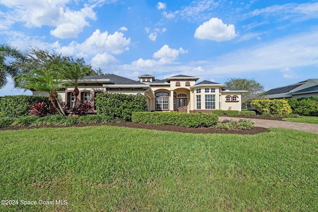 view of front of property with a front yard