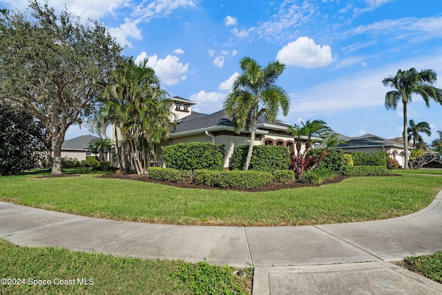 view of front facade with a front yard