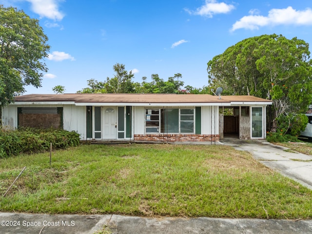 ranch-style home featuring a front lawn