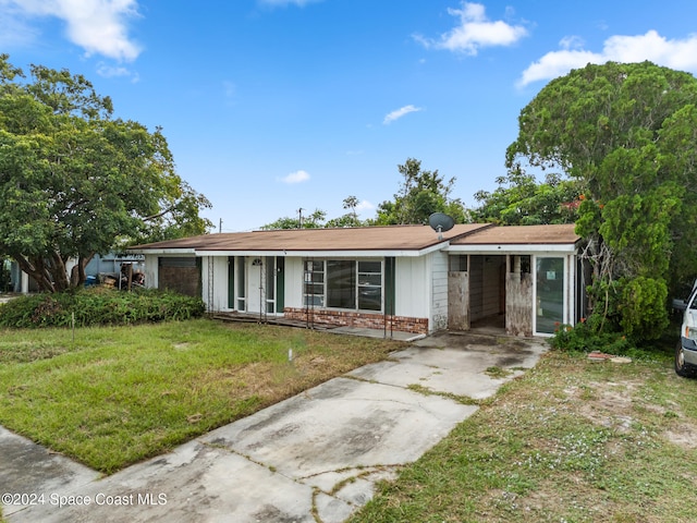 single story home featuring a front yard