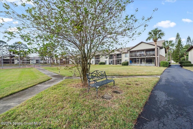 view of front of home featuring a front lawn