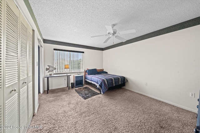 bedroom featuring carpet flooring, a textured ceiling, and ceiling fan