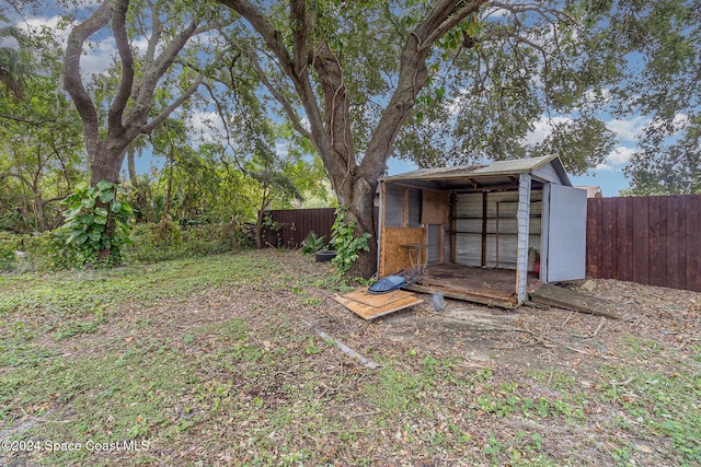 view of yard featuring a storage shed