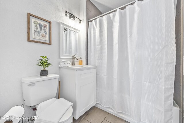 3524 S Atlantic Ave, Cocoa Beach, FL 32931 - bathroom with toilet, vanity, and shower / bathtub combination with curtain