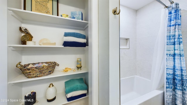 bathroom featuring shower / tub combo