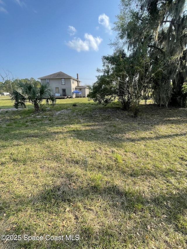 view of yard featuring a rural view