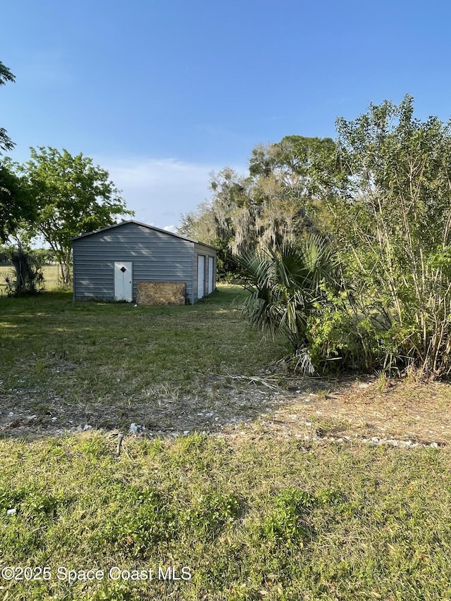 view of yard featuring an outbuilding