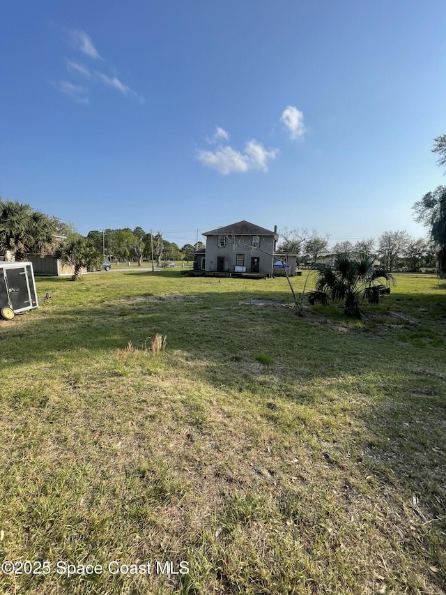 view of yard featuring a rural view