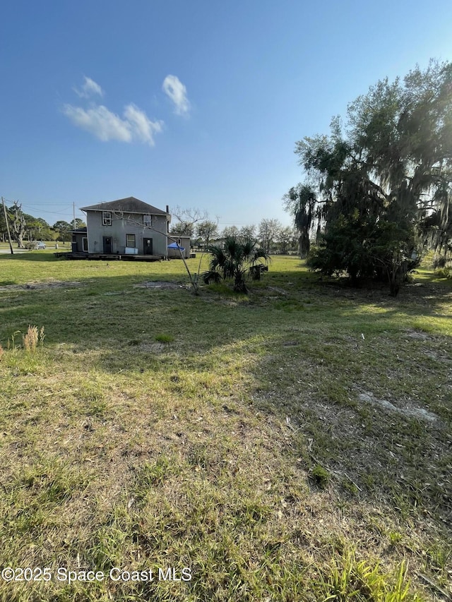 view of yard featuring a rural view