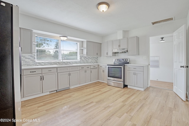 kitchen with backsplash, stainless steel appliances, sink, light hardwood / wood-style flooring, and gray cabinets