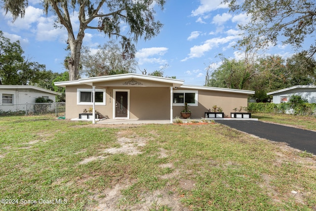 view of front of property featuring a front lawn