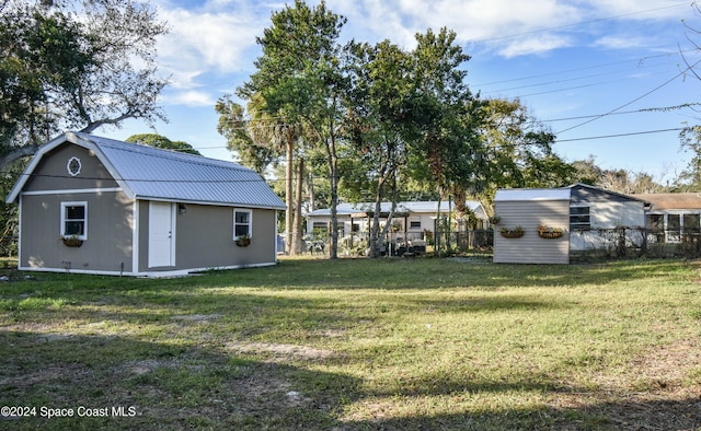 view of yard featuring an outdoor structure