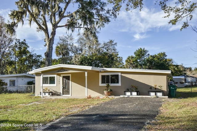 view of front of home featuring a front lawn