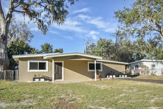 view of front of property featuring a front yard