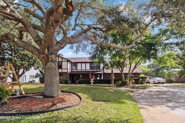 view of front of house featuring a front yard