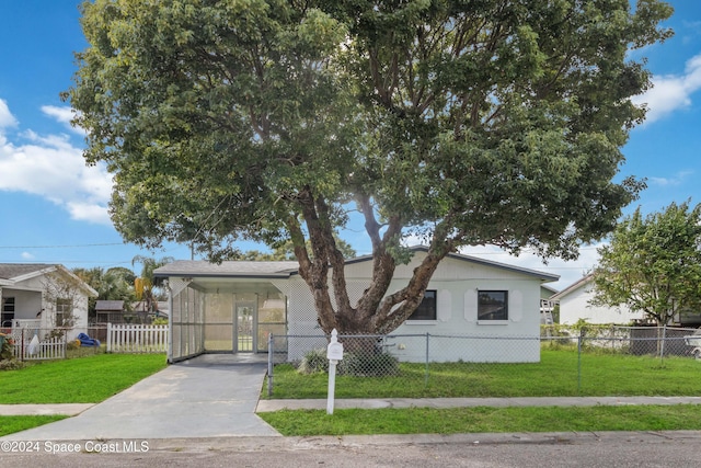 view of front of property featuring a front lawn