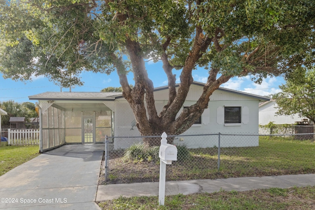 manufactured / mobile home with a front lawn