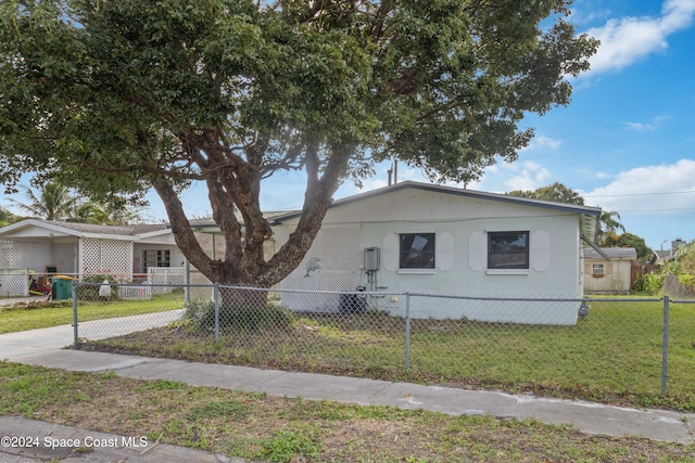 view of front facade with a front yard