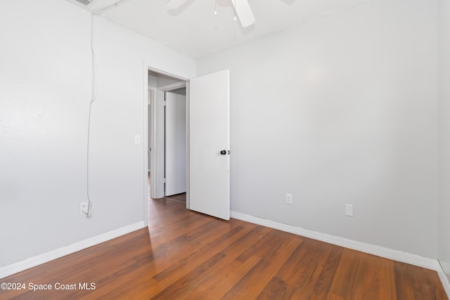 unfurnished room with dark wood-type flooring and ceiling fan