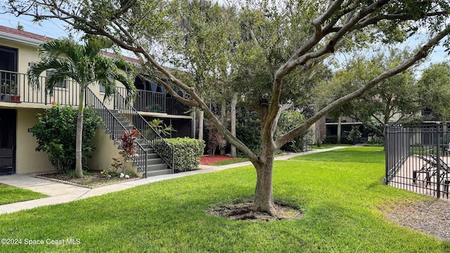 view of property's community featuring a lawn