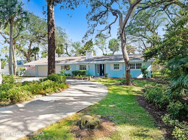 single story home with a front lawn